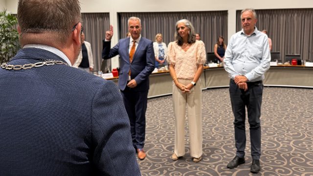 Nieuwe wethouders geïnstalleerd in Eemnes, coalitieakkoord onder vuur