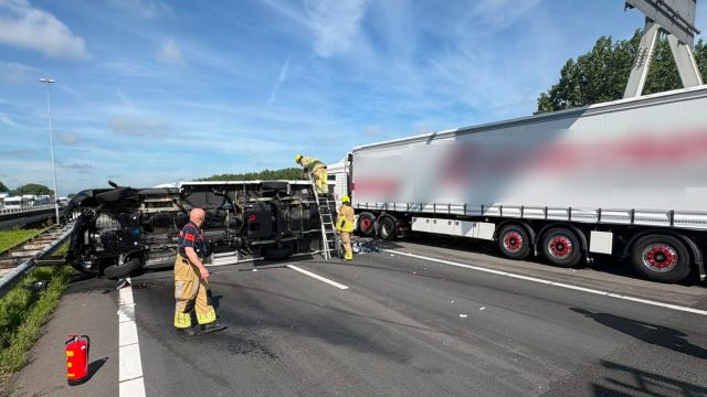 A27 afgesloten na aanrijding tussen camper en vrachtwagen