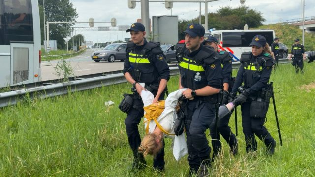 Activisten van Extinction Rebellion blijven vast na blokkade A12