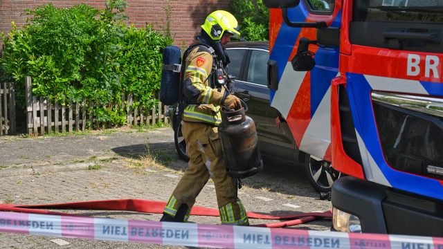 Brand in Leerdam: schuur in vlammen, woning geraakt