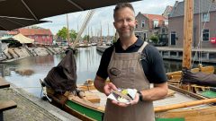 Haringseizoen van start in Spakenburg met Duitse bezoekers