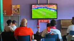 Asielzoekerscentrum in Zeist viert overwinning Nederlands elftal