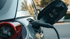 Proef met langzaam opladen elektrische auto's verlicht druk op stroomnet in Utrecht