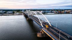 Rijkswaterstaat start handhaving vrachtwagenverbod Merwedebrug