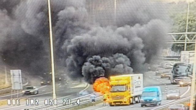 A28 afgesloten door voertuigbrand bij Hoevelaken