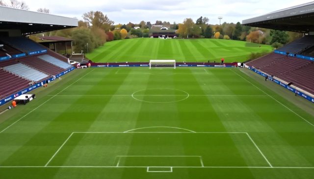 Vergelijk de opstellingen van Aston Villa en PSG voor de wedstrijd