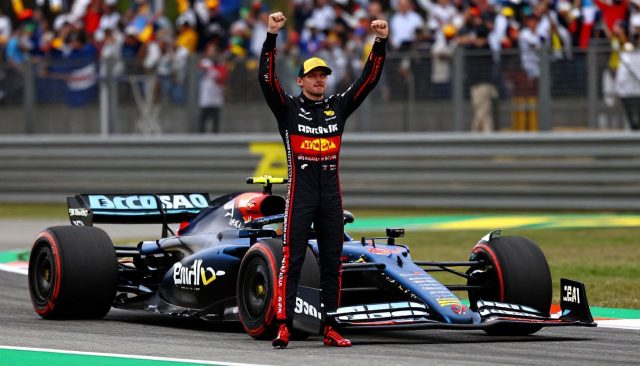 Max Verstappen wint dramatische Braziliaanse GP na late safety car en felle strijd met Hamilton