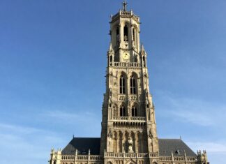 Utrechtse Domtoren is 132 meter hoog en 851 jaar oud