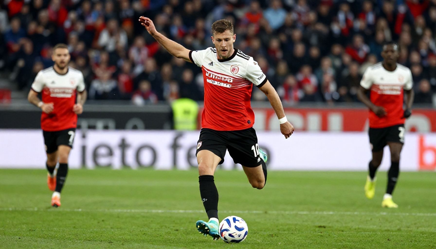 Twee doelpunten beslissen uitwedstrijd