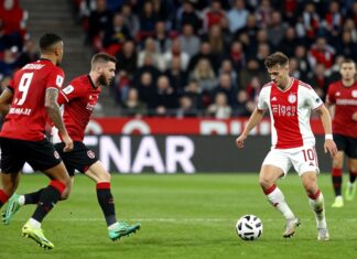 Utrecht gaat met 1-0 voorsprong naar rust tegen Ajax