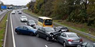 Autosnelweg A15 bij Rotterdam drie uur geblokkeerd na zware aanrijding met zes voertuigen