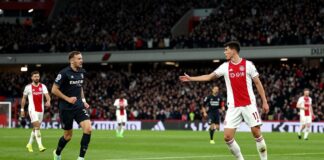 AZ verslaat Ajax met 2-1 na late treffer van Pavlidis in Alkmaar