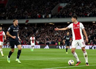 AZ verslaat Ajax met 2-1 na late treffer van Pavlidis in Alkmaar