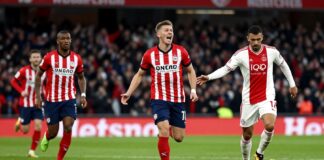 PSV verslaat Ajax met 3-1 in spannende topper dankzij late treffer Malen