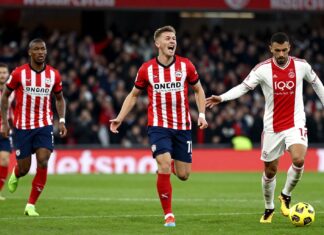 PSV verslaat Ajax met 3-1 in spannende topper dankzij late treffer Malen