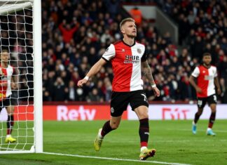 Quinten Timber scoort na 27 minuten in debuut voor Feyenoord onder 21