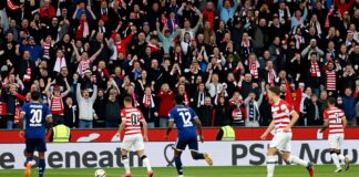 Twente verplettert PSV met 4-0 in historische thuisoverwinning